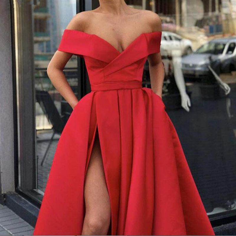 Erhöhen Sie Ihren Stil mit diesem schicken Kleid mit tiefem V-Ausschnitt, erhältlich in der Sommerkollektion