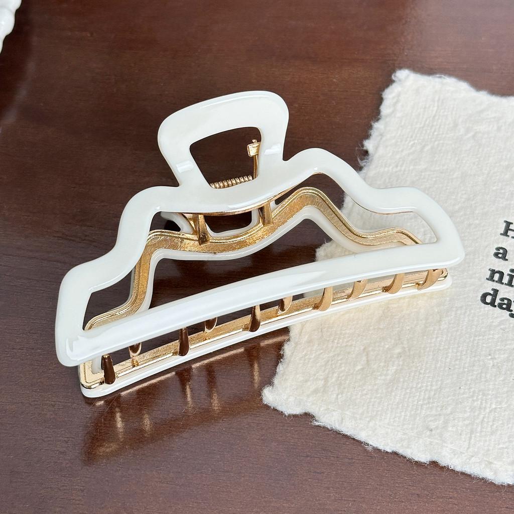 Fashion-forward Hair Claw Clip Featuring Elegant Lines For Effortless Style In Multiple Color Options