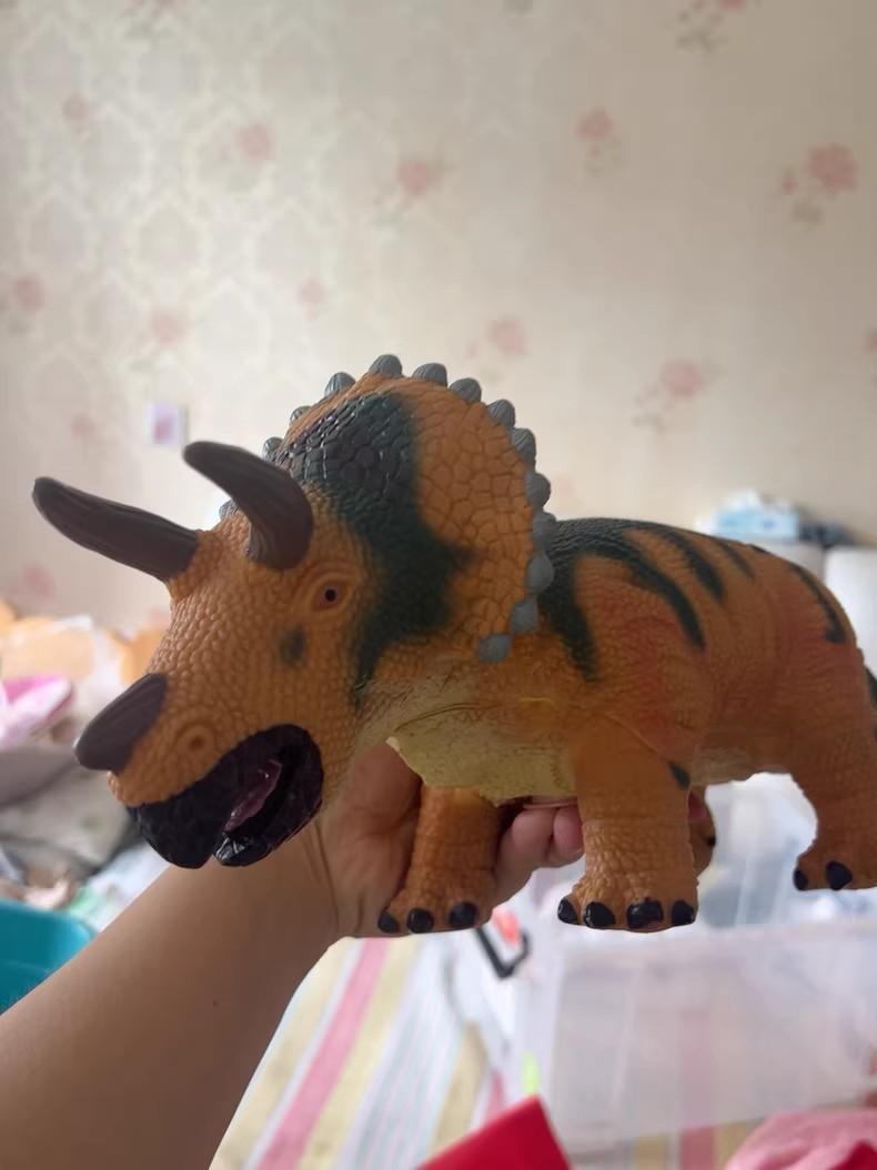 

[USED] Triceratops figure orange