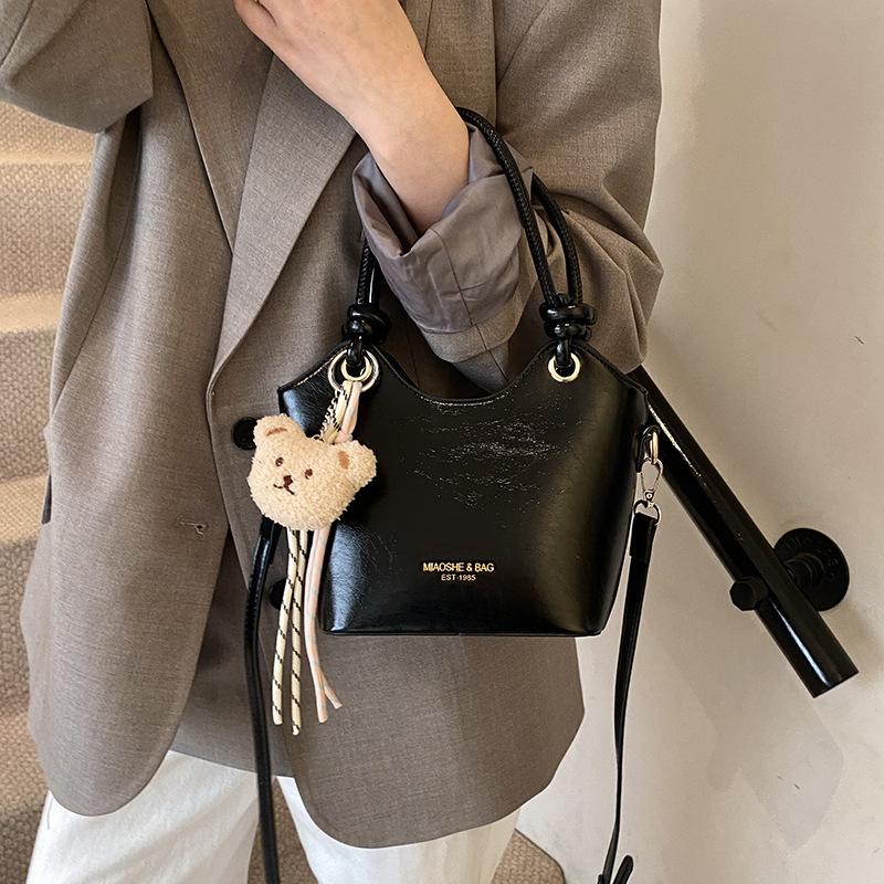 Super fire small bag women's spring and summer versatile 2025 new fashion shoulder messenger bag simple women's portable bucket bag