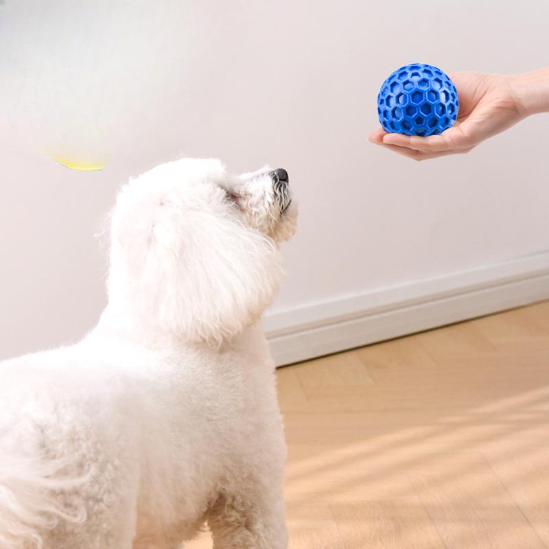 Hundespielzeug Haustier Ball mit Geräusch Wabenform Zähne Reinigen Quetschball Interaktives Spielzeug Welpe Weichgummi