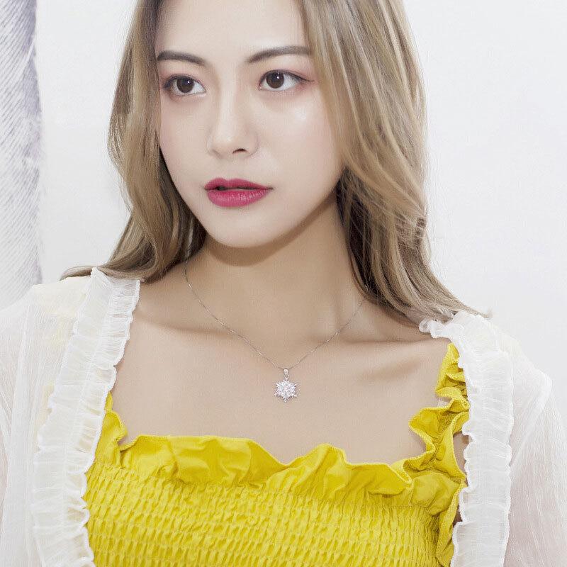 The Snowflake Pendant Necklace Is Fashionable and Elegant, with A Unique Diamond-encrusted Design