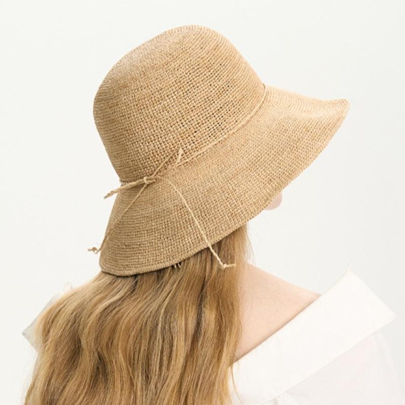 

Casual Simple Flat Top Short Brim Hand Hook Sun Hat Summer High Quality Natural Raffia Straw Hat for Women Beach Hat The brim is 8 cm.