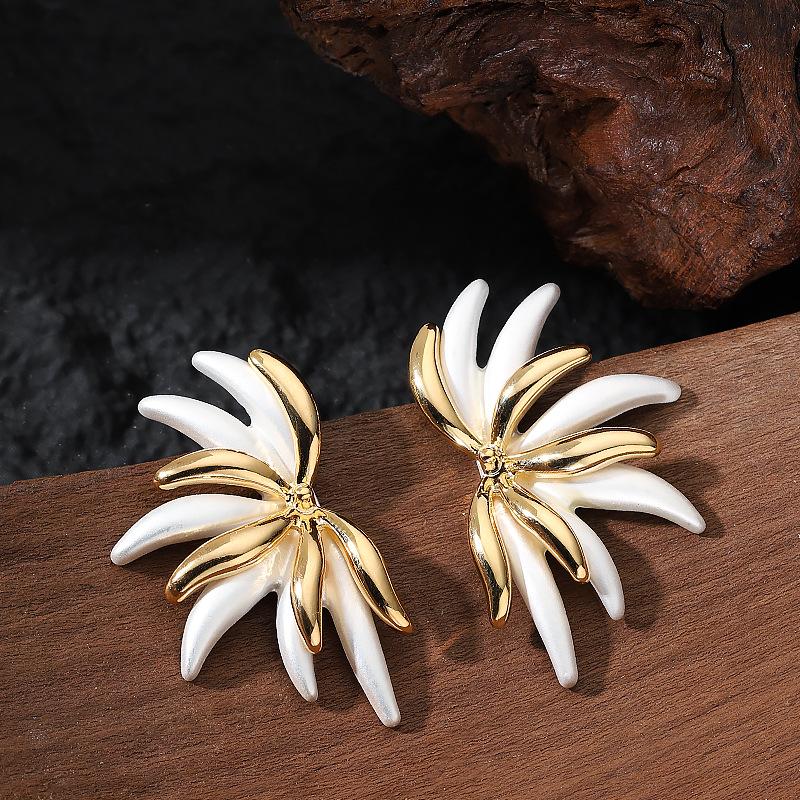 Fashion exaggerated personality paint dripping oil sunflower stud earrings light luxury atmosphere high sense fashionable earrings белый