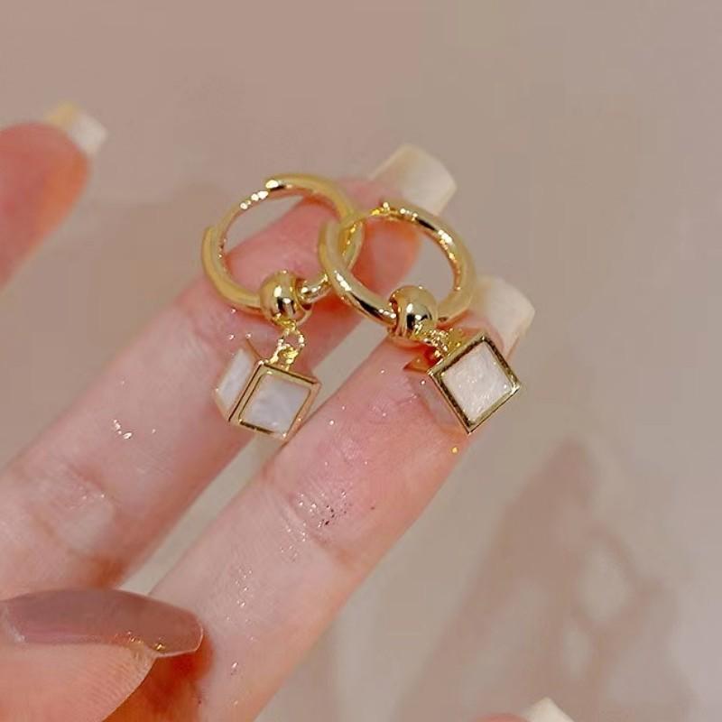 Fashion ins cold wind simple light luxury high-end ear buckle temperament geometric earrings women's small and versatile tide earrings