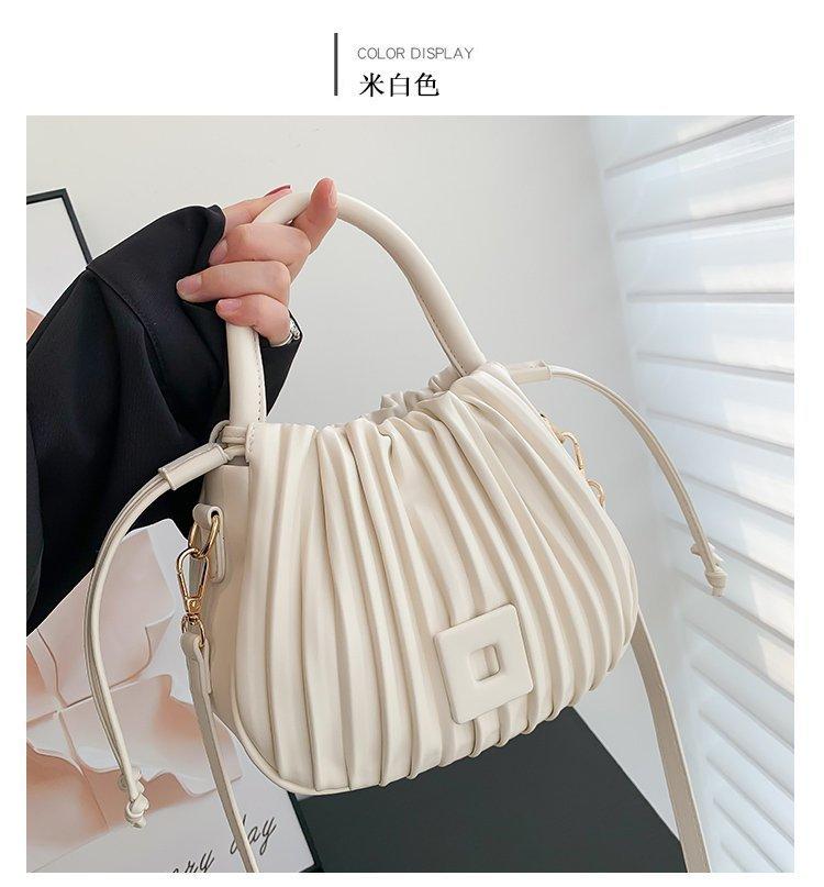 Niche portable new textured small bag, shell bag, wrinkled women's bag, textured design, shoulder bag, versatile messenger bag.