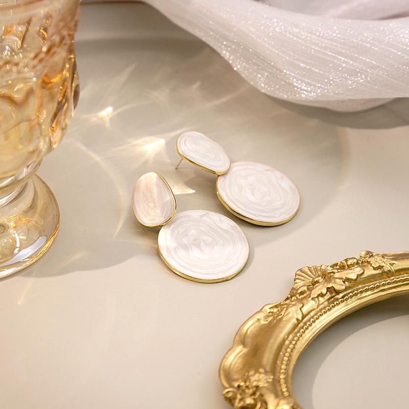 Modische ovalförmige Ohrringe in Bonbonfarben mit zarten, strukturierten Anhängern