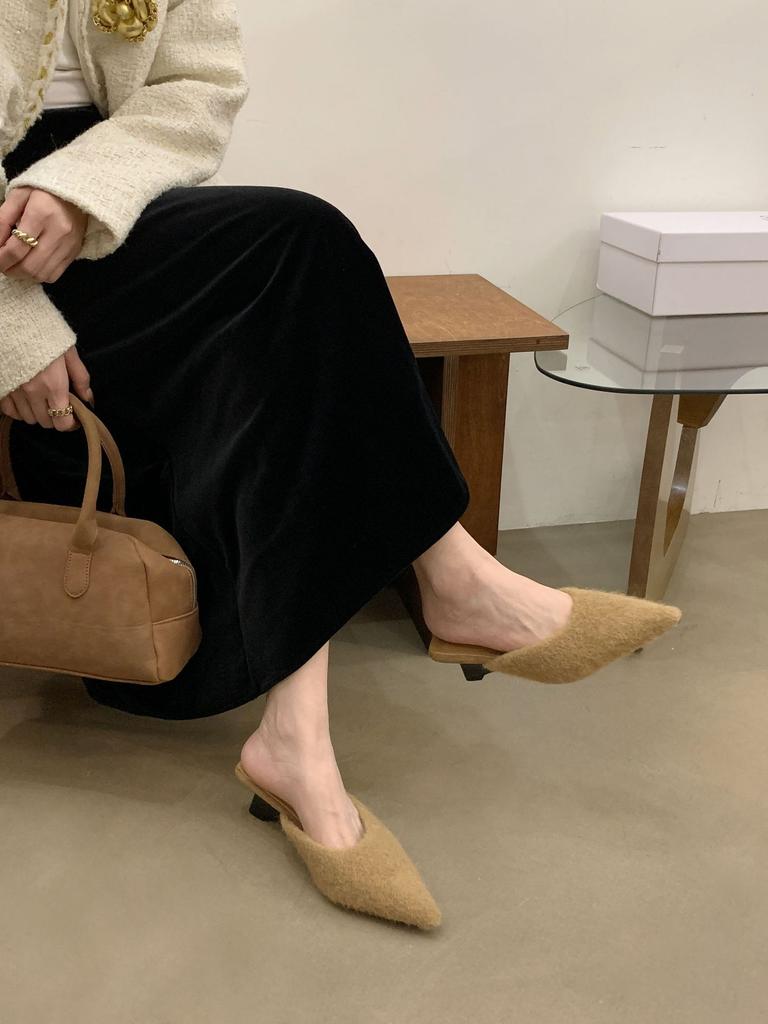 2025 Mao Mao high-heeled slippers women's outerwear niche design sense lamb wool method wedge heel plush bag head half slippers