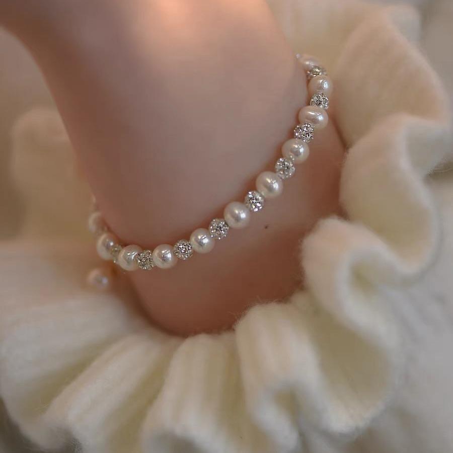 

Модный женский браслет из бисера белый