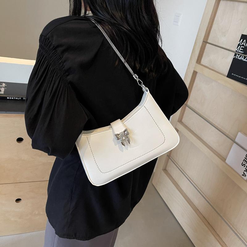 

Популярная в этом году серебряная сумка под мышкой, новая модная тенденция - простая диагональная сумка-цепочка на одно плечо летом 2024 года бежевый