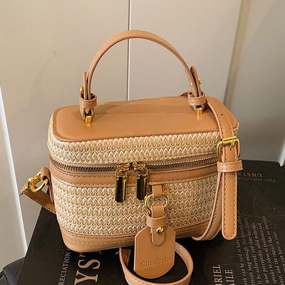 Frühling und Sommer neues Nischen-Design PU-Stroh geflochtene tragbare Box-Tasche Damenmode vielseitige Urlaubs-Umhängetasche