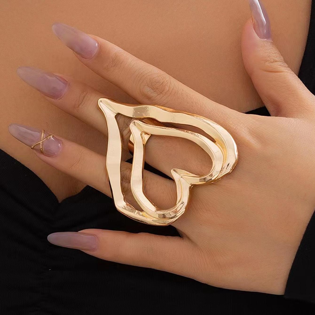 Women s Ring, Large Heart-Shaped Exaggerated Fashion Ring, Suitable for Daily Wear, Vacations, and Parties золотистый