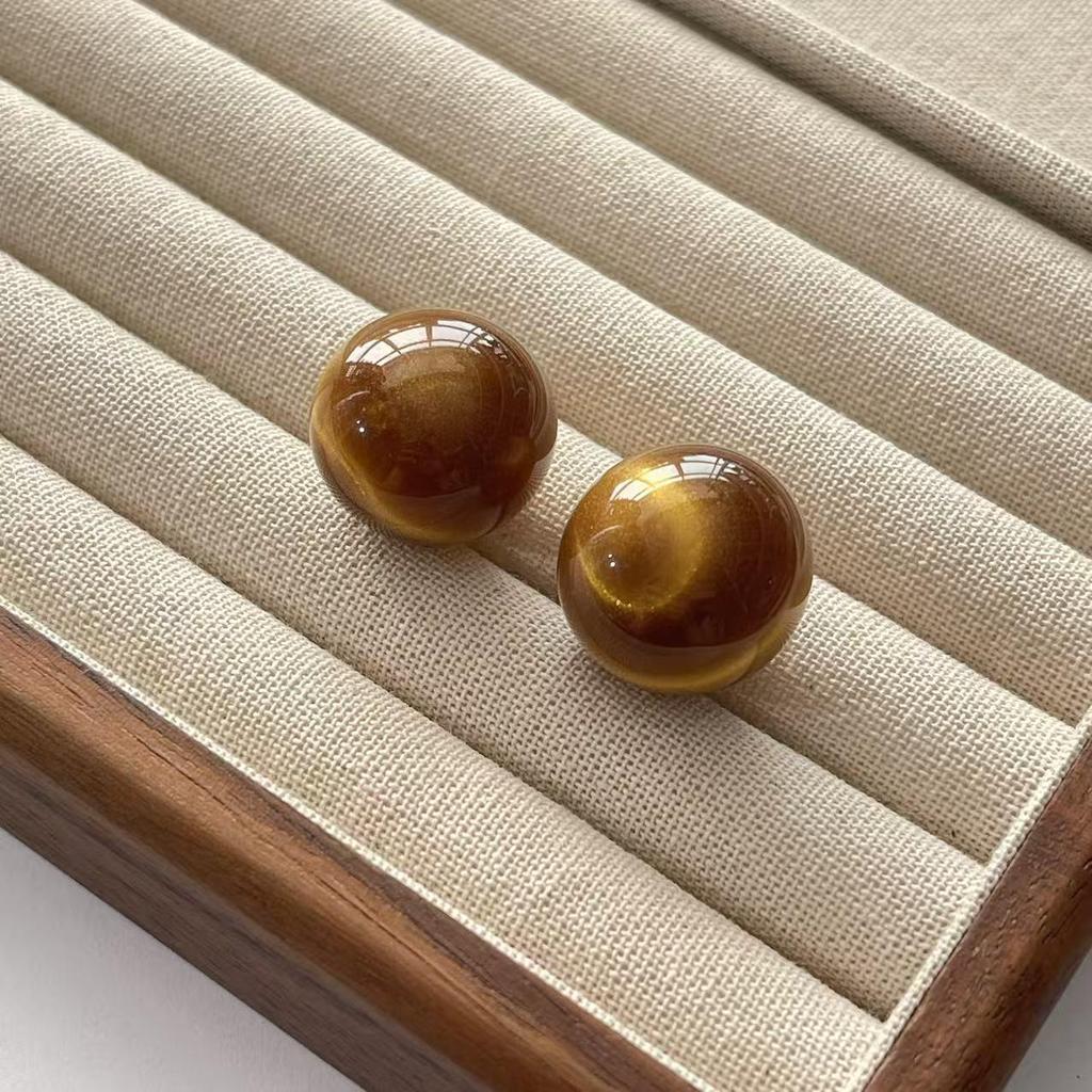 Elegant Cat Eye Earrings: French Retro Maillard Autumn/Winter Collection, Simple Large Round Design, Versatile High-End Jewelry.