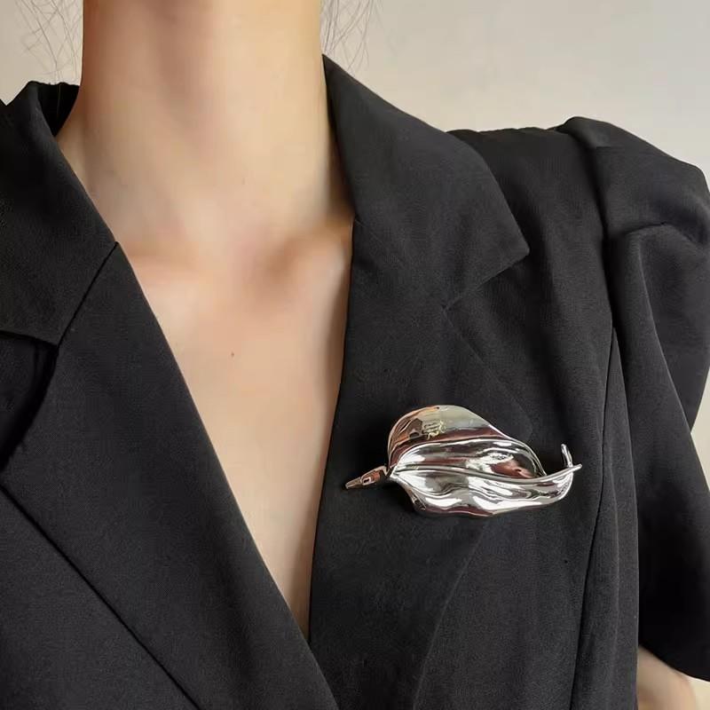 Vintage Metal Leaves Flower Shape Brooch for Women Unique Delicate Suit Corsage Pins Fashion Accessory Party Jewelry