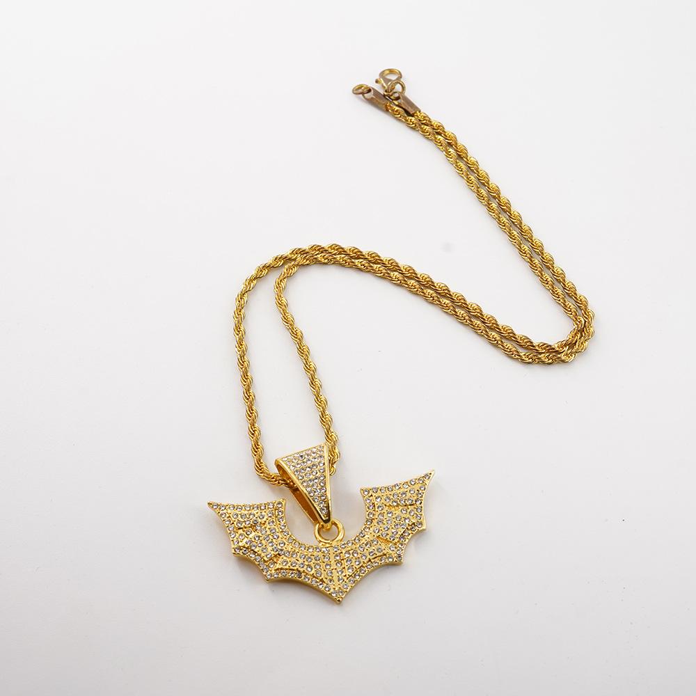 Ny hip-hop-anheng i full diamantlegering formet som en flaggermus for herresmykke. Trendy og unikt tilbehør for europeisk og amerikansk stil.