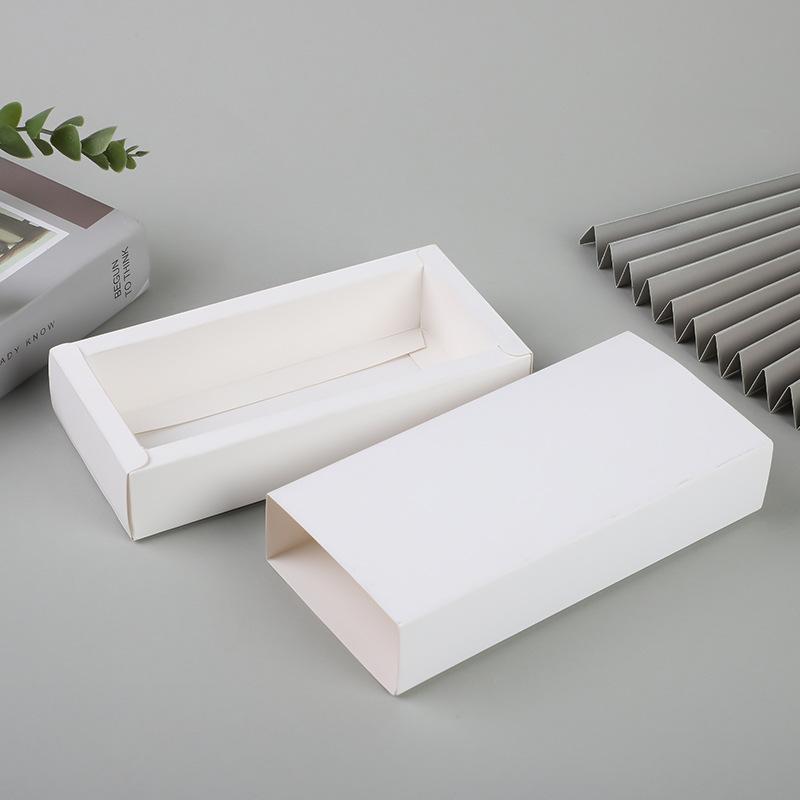 Weiße Kraftpapier Schubladenschachtel mit Schwarz/Weißer Kartonpapierdruck