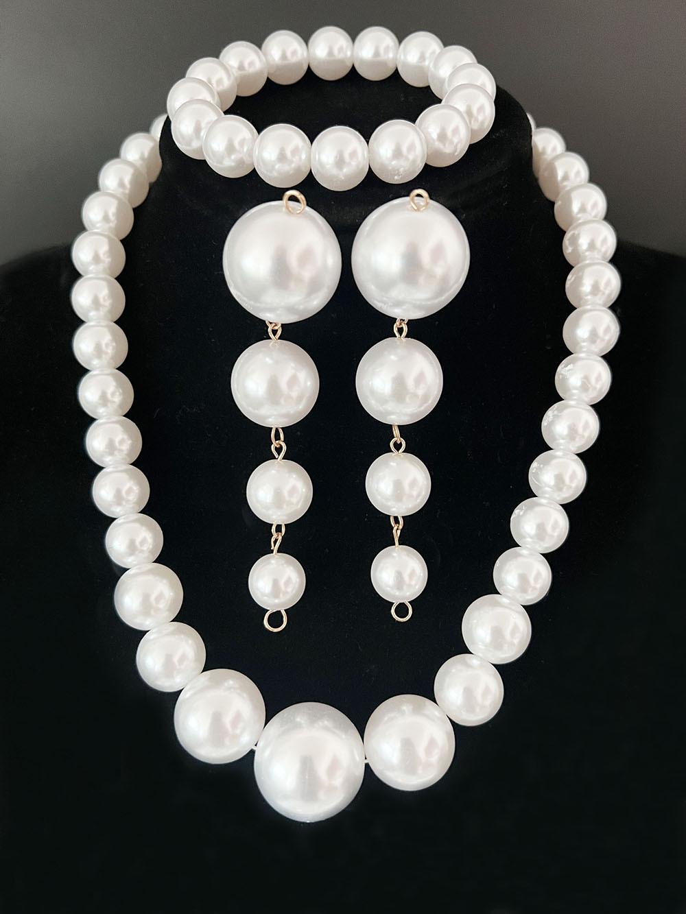 

French elegant retro court jewelry strange and novel four-piece light luxury niche design pearl necklace set chain