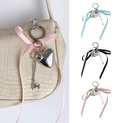 Modischer herzförmiger Taschenanhänger Schlüsselanhänger Elegante Designs für trendbewusste Frauen und Paargeschenke Stilvolle Outfits
