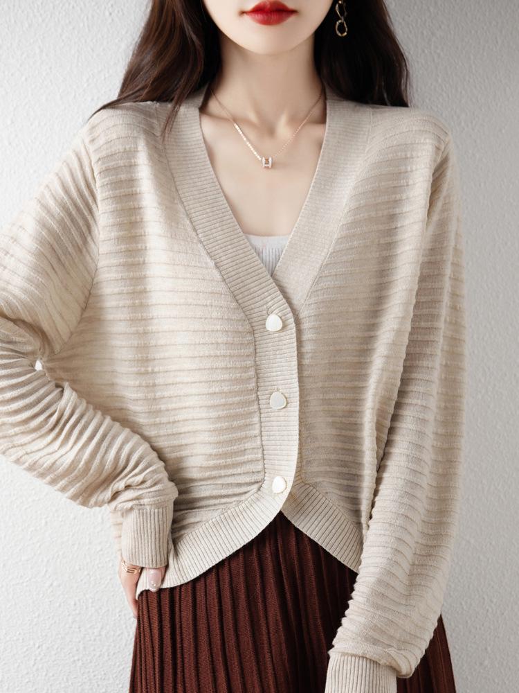 Elegant Arc Wool V-Neck Loose Cardigan Sweater - Fashionable High-End Style for Spring, Autumn, and Winter 2024.