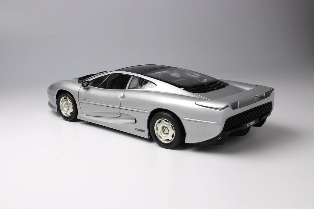 Platz Italeri 1/24 Scale Jaguar XJ 220 Plastic Model Kit (IT3631) with Japanese Instructions
