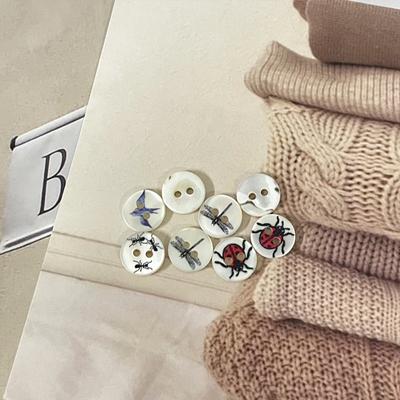 10 stuks Witte Schelpknopen 11.5mm Rond Klein 2-gaats Knopen Mooi Bloempatroon Kleding Naaiaccessoires