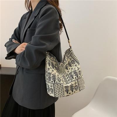 Nuova borsa tote in tessuto floreale di grande capacità, borsa a tracolla versatile alla moda e di tendenza, in stile Niche Ins