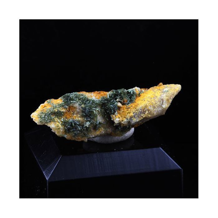 Pierres et Minéraux. Olivenite. 23.0 ct. Cap Garonne, Le Pradet, Var, France.