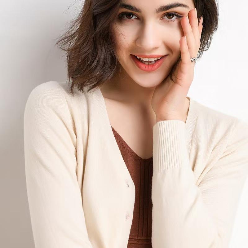 Neuer Damen Frühherbst V-Ausschnitt Strickjacke Weißer Pullover Gestrickte Schnallen-Strickjacke Einfarbig