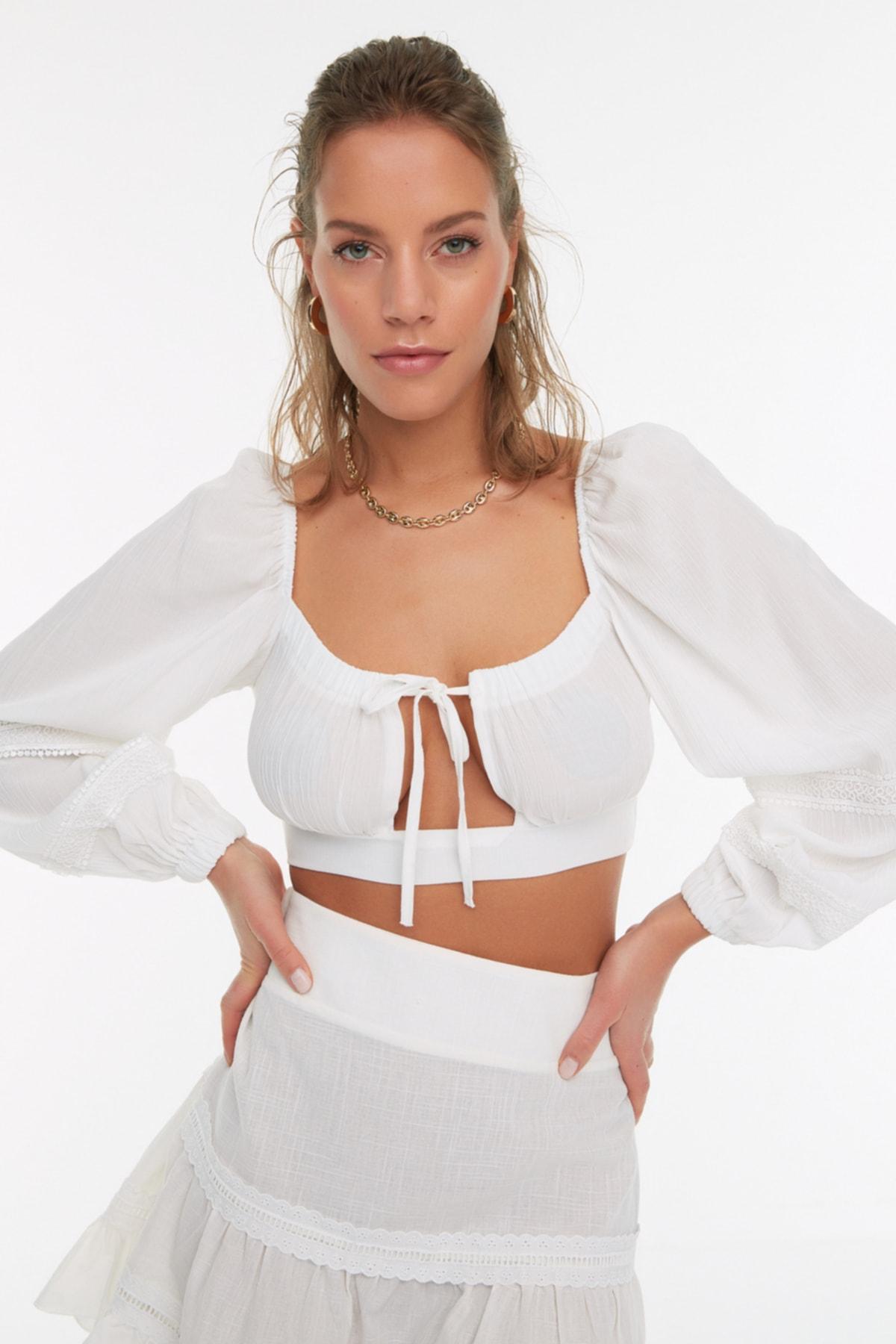 

Белая блузка с длинным рукавом и отделкой галстуком TBESS22BZ0726