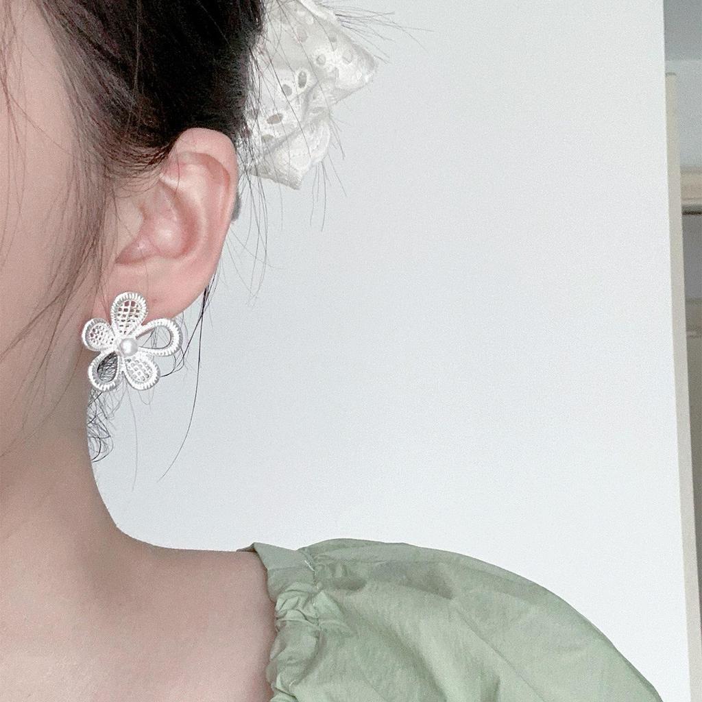 Elegant Hollow Flower Stud Earrings - Chic, Versatile Design for Women