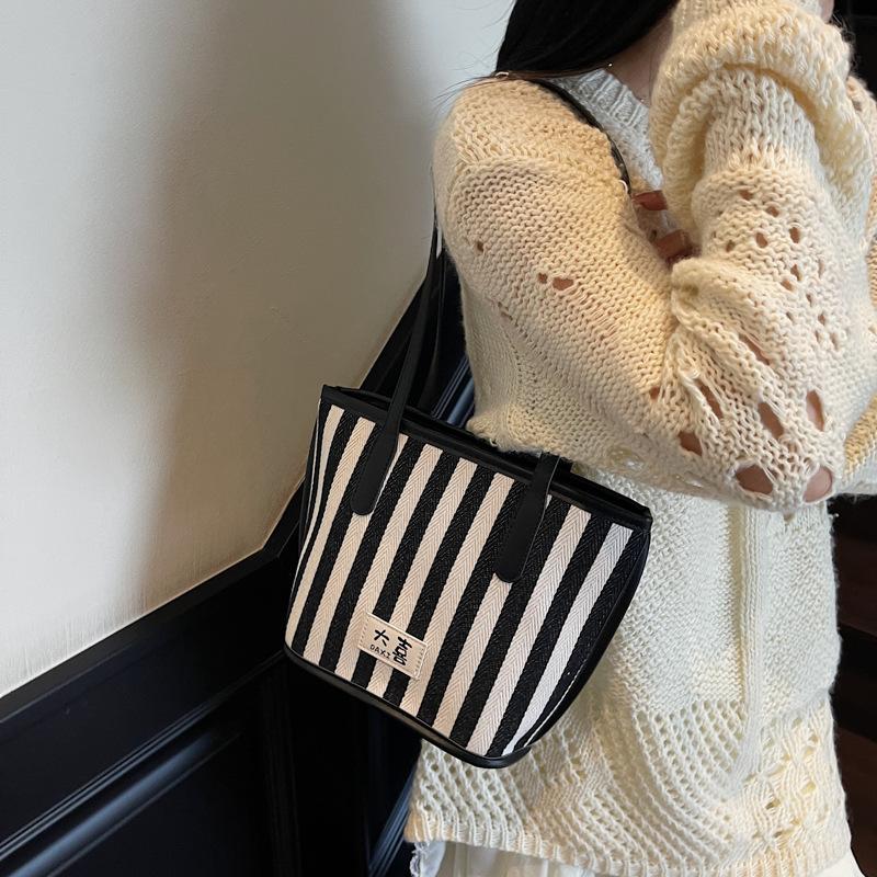 2025 summer new striped large-capacity fashion Korean version handbag personalized ins shoulder underarm bag tote bag
