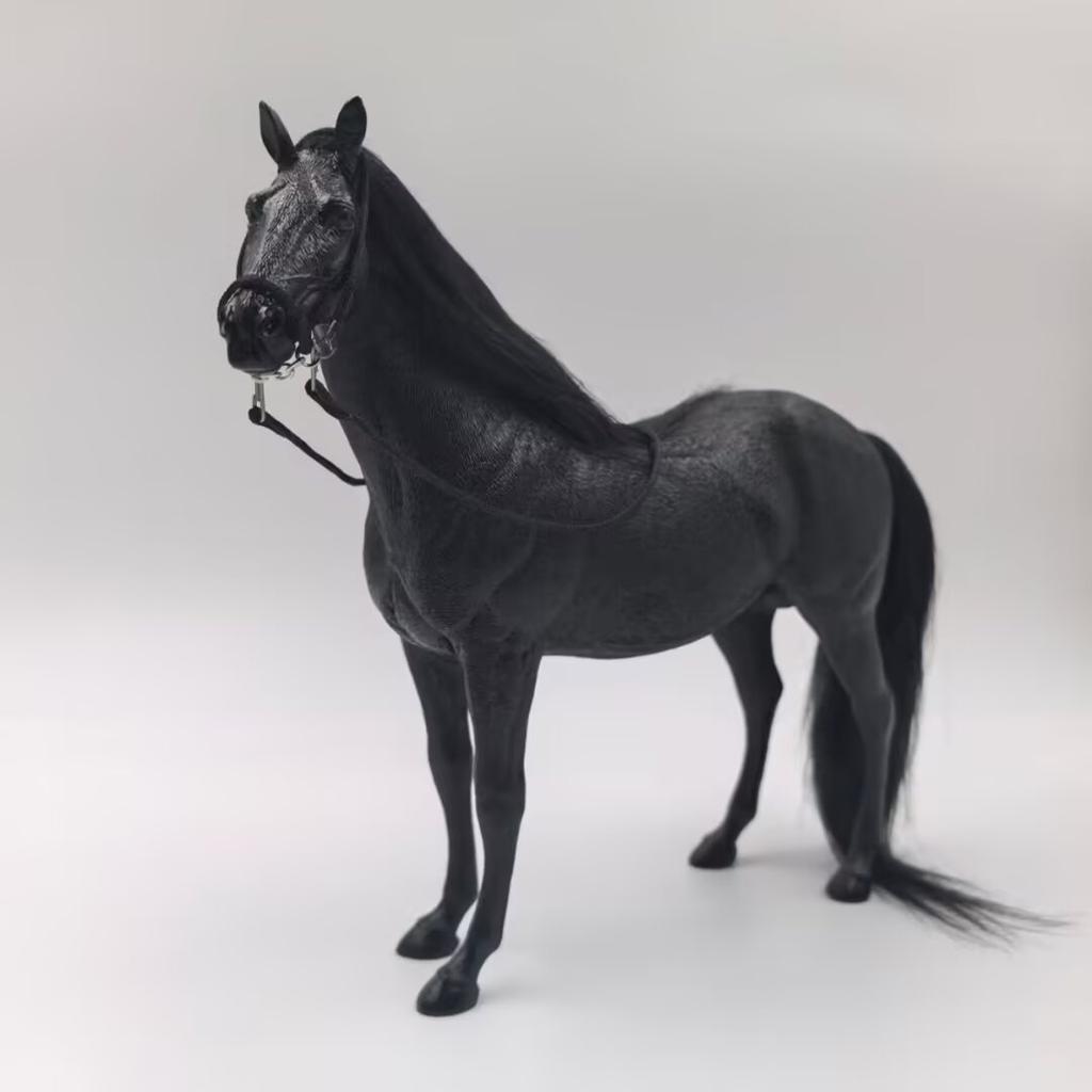 Figurine Animale Cheval Marron Solide Réaliste Moulage Monobloc 23 cm de Long 19,5 cm de Haut Avec Crinière et Queue Rougeâtres Jouet de Collection pour Enfants