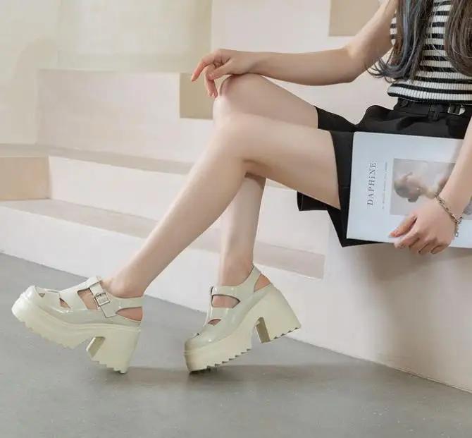 

Высококачественные 10 см синтетические лакированные настоящие летние женские сандалии с пряжкой, женская горячая распродажа, удобная модная обувь на платформе и танкетке 34 бежевый