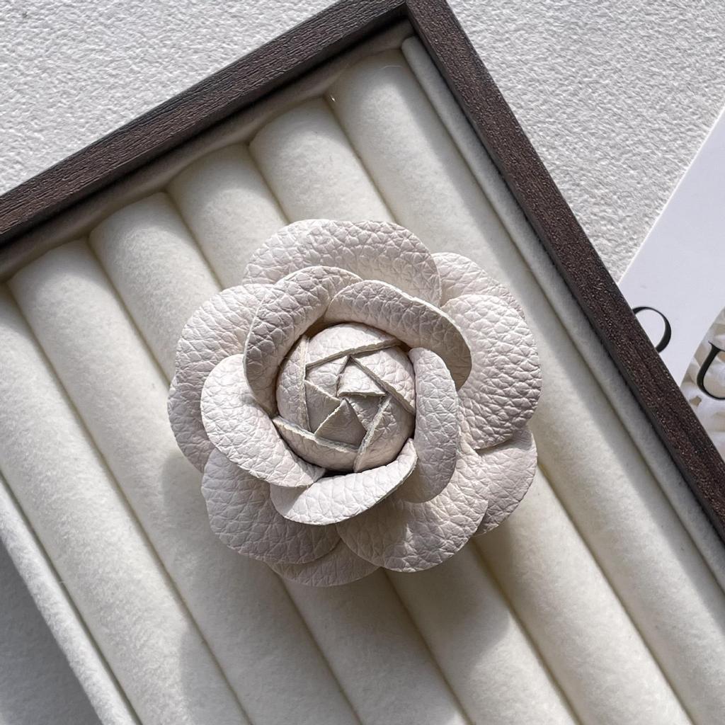 Elegant Camellia Brooch: Vintage-Style PU Leather Flower Accessory for Versatile Fashion