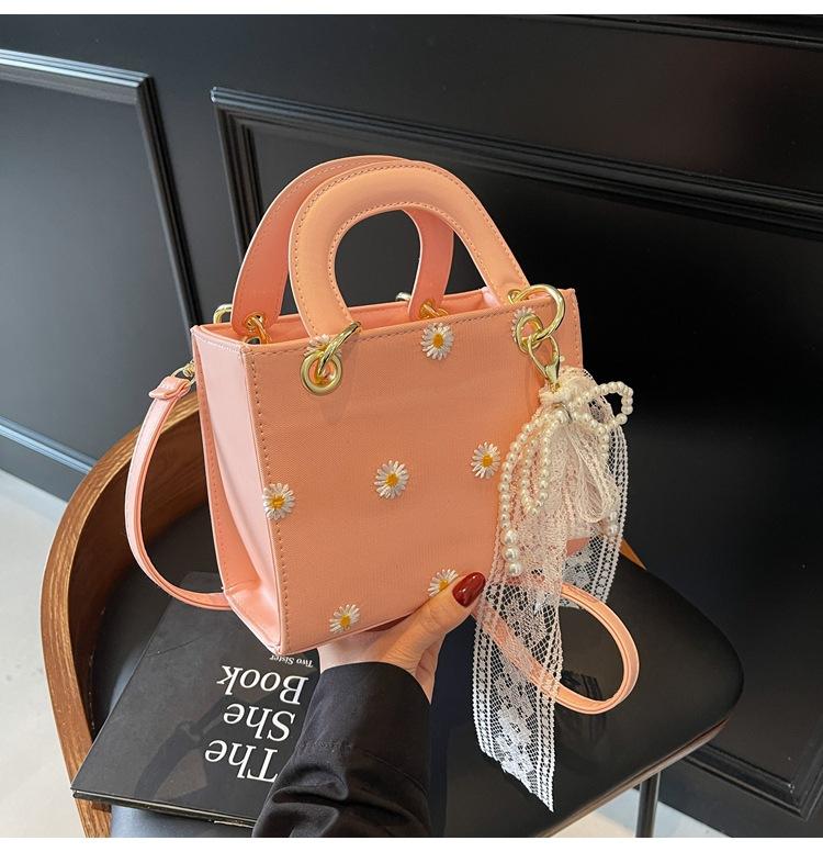 

Spring and summer small daisy flower bag women s popular new fashion shoulder bag chain messenger bag
