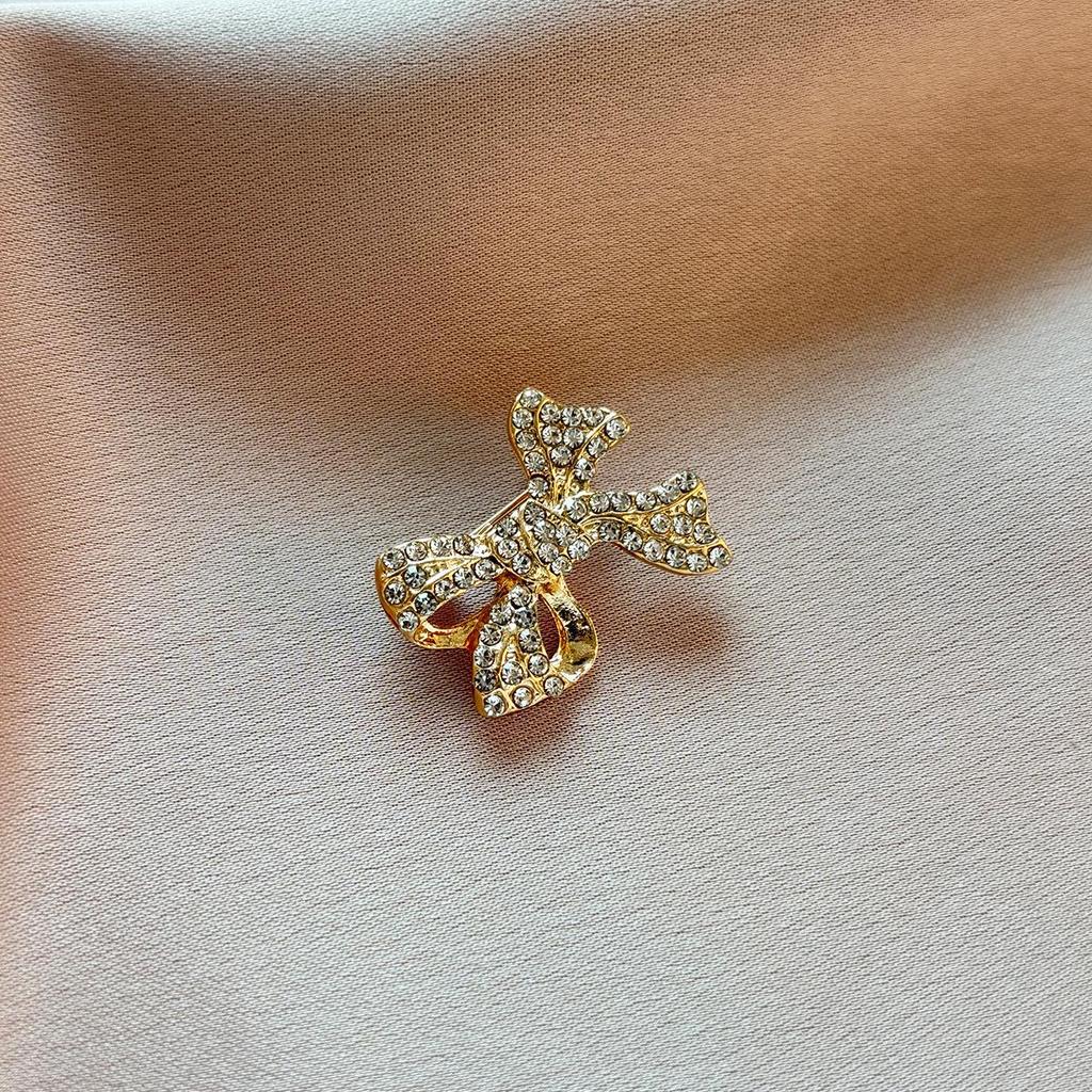 2024 Women's High-Grade Anti-Exposure Brooch: Stylish, Niche Design Clothes Pin.