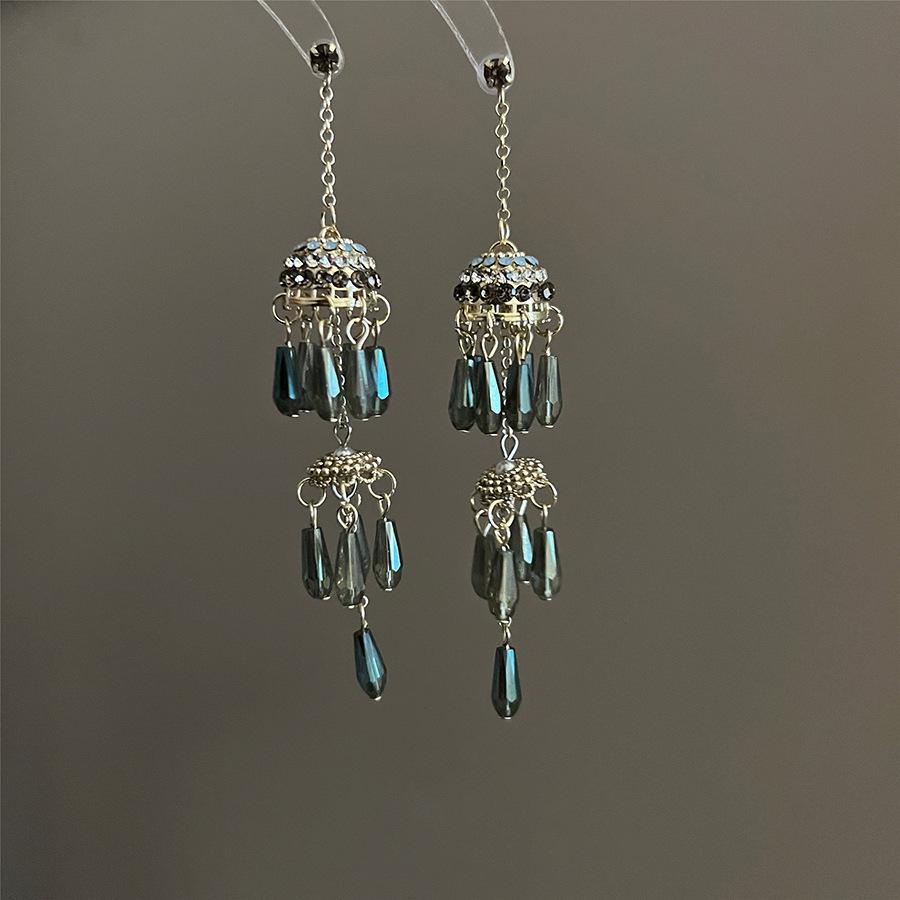 Exotic high-end fringed earrings, niche retro ethnic style earrings, French heavy industry bohemian earrings.
