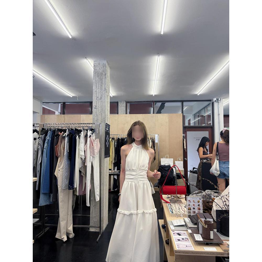 Vacation long skirt, summer new retro white moonlight halterneck sleeveless dress, women tighten their waist to look slimmer