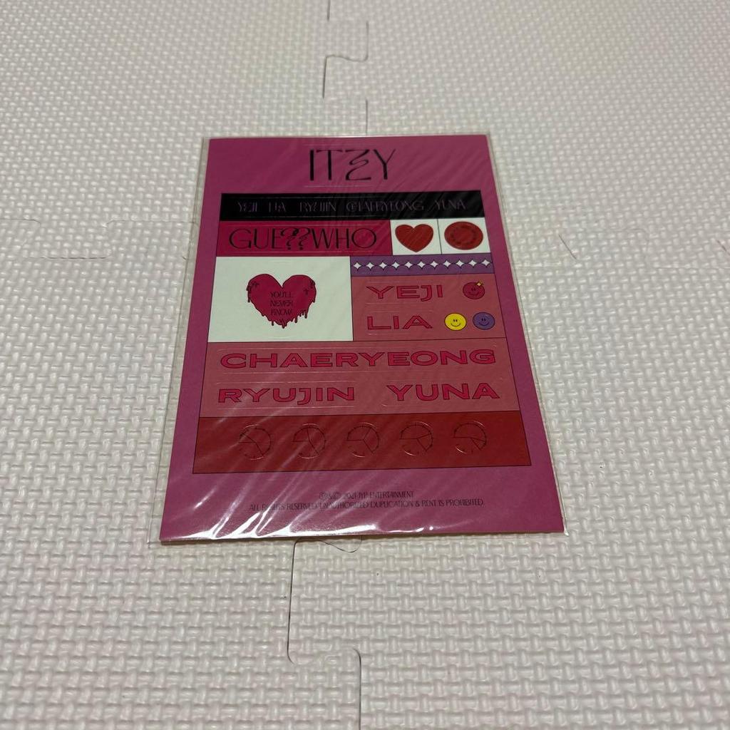 [USED] ITZY GUESSWHO WANNABE Album with Trading Card Postcard