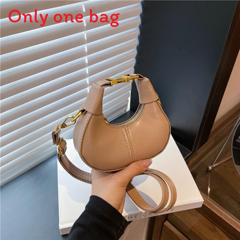 Street Style Pu Chain Moon Bag With Zipper Closure For Daily Use