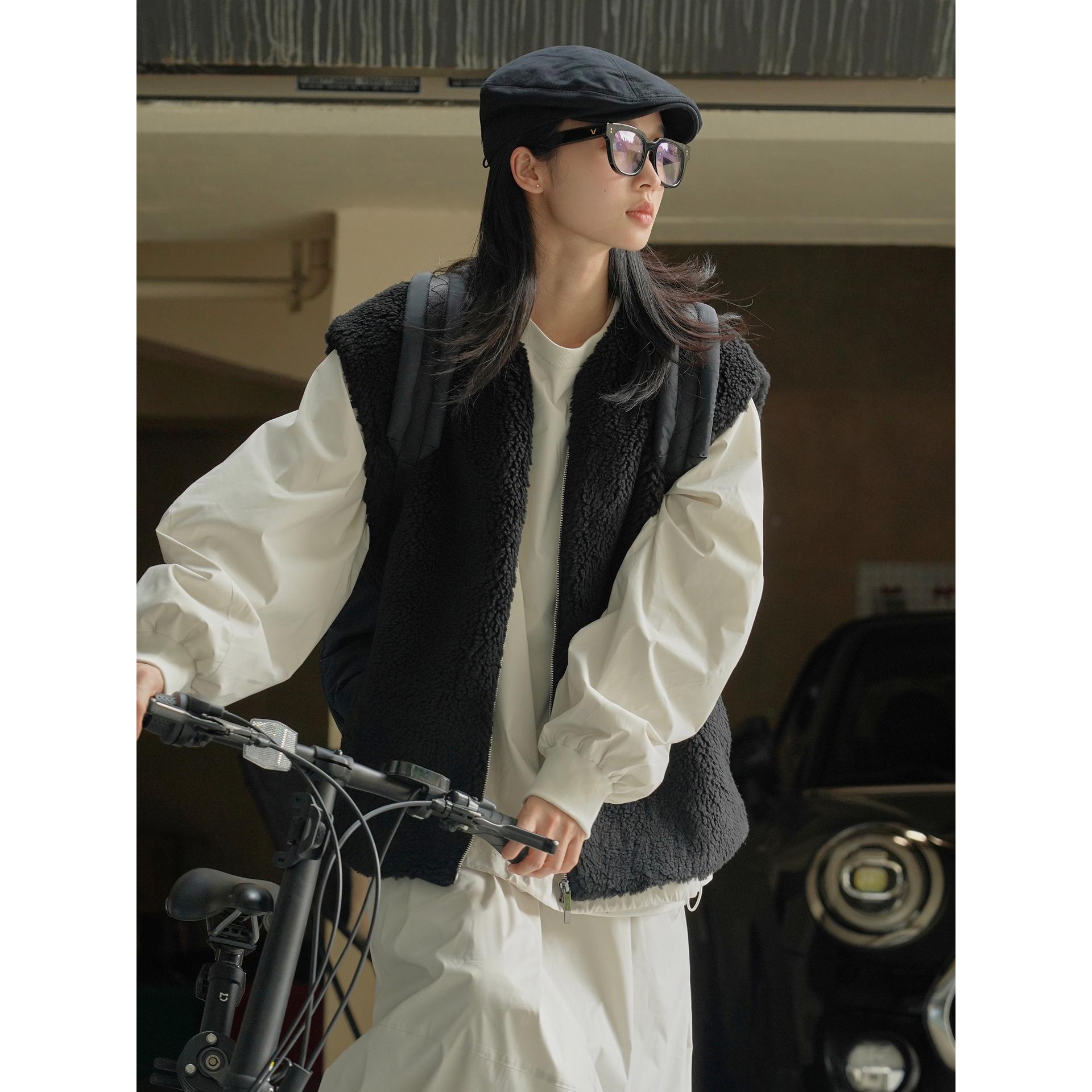 

Жилет Louvre Winter Retro из японской шерсти ягненка - женский, мягкий, теплый, свободного кроя