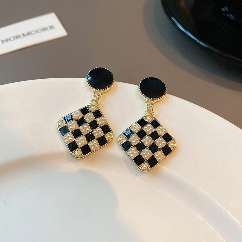 2025 Spring/Summer Black & White Checkered Pearl Stud Earrings - Women's Chic & Cool Fashion Jewelry