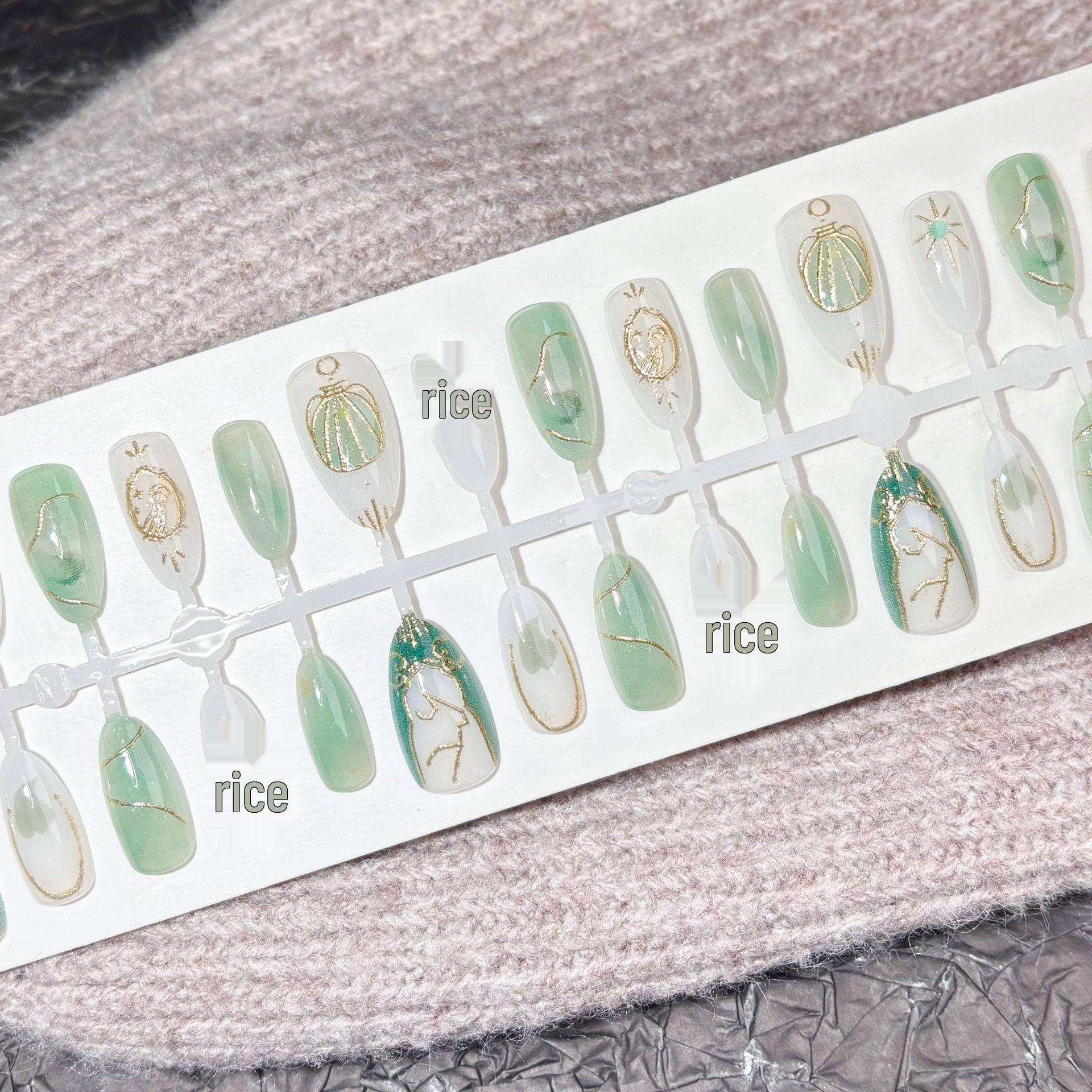 

Белый виноград Зеленый омбре Стойкие ногти с акцентом из золотой фольги