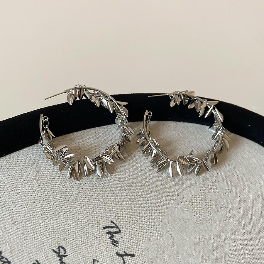 

Серьги-клипсы в форме листа C, модный дизайн, серьги-пусеты с холодным ветром, ощущение высокого класса, персонализированные нишевые серьги.