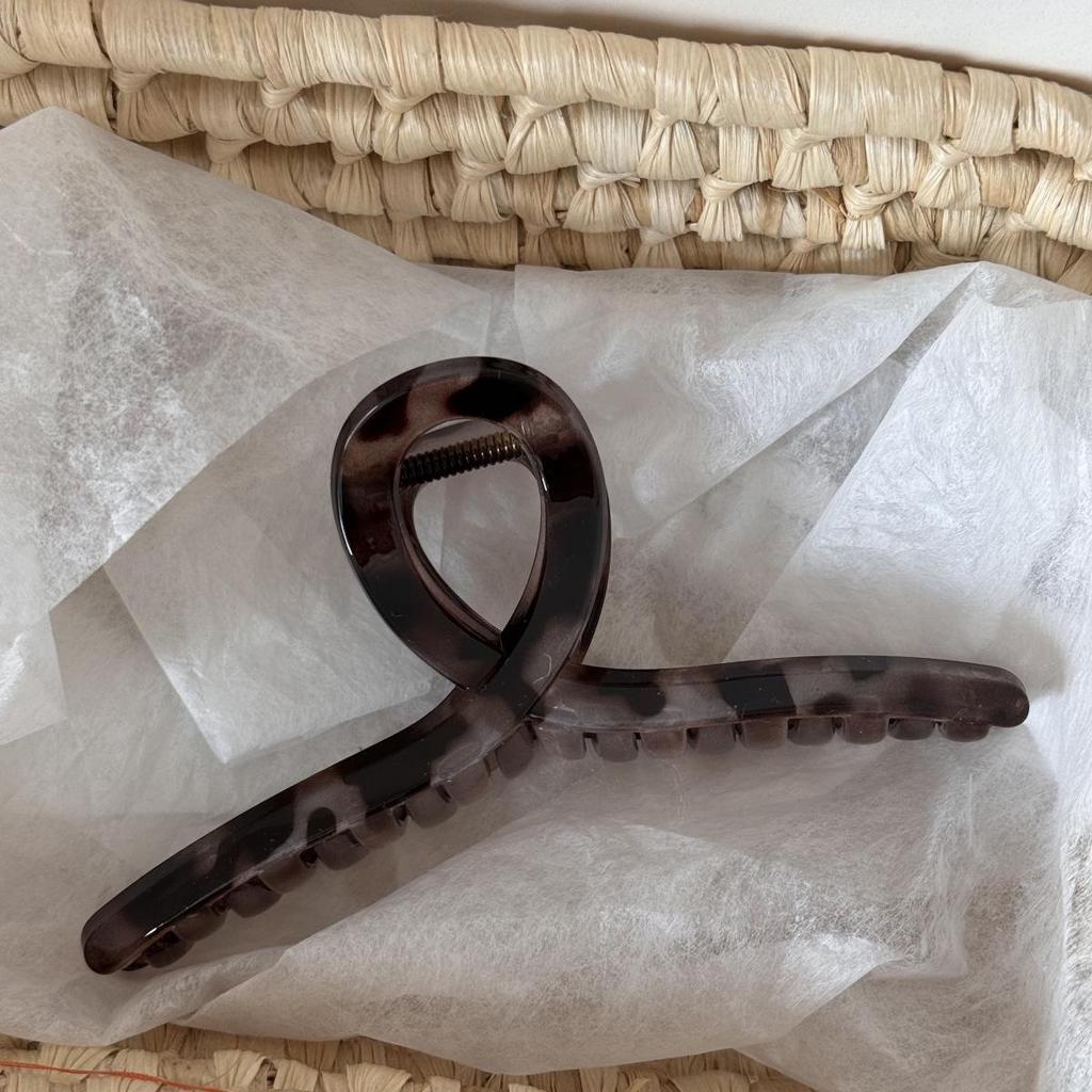 Retro Tortoiseshell Claw Clip: Elegant & Versatile Updo Hair Accessory for Women