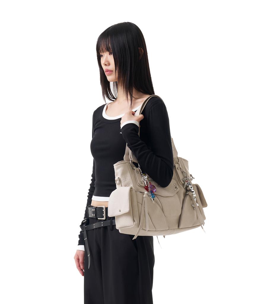 IUGAMAKARAS U-Neck Fitted Top (Black)