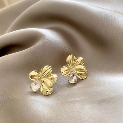 Temperament Simple Flower Earrings Female Design Sensors Fresh Earrings Advanced Various Light Facial Earrings 