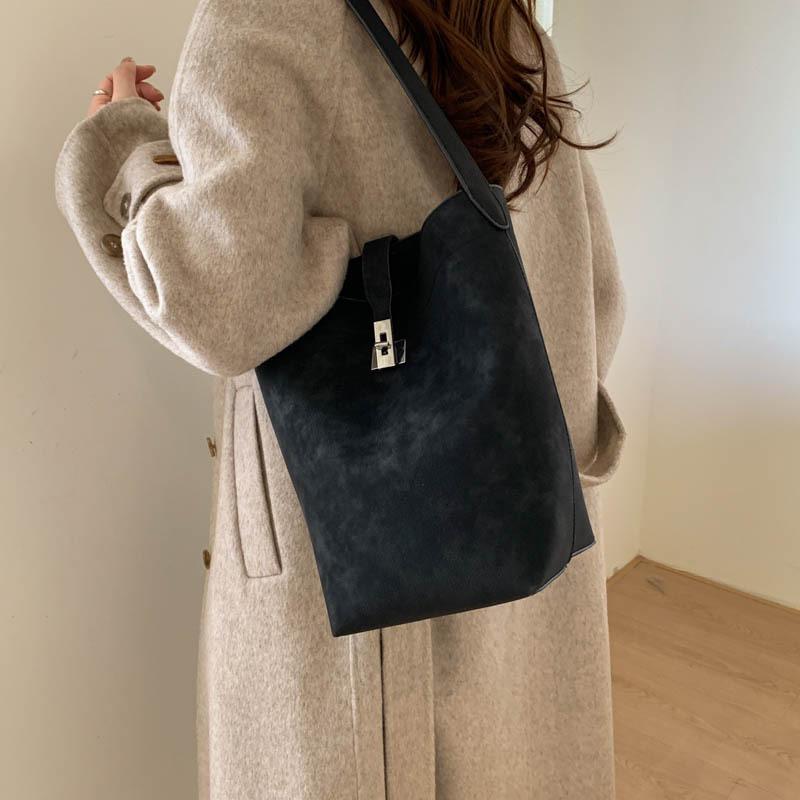 Premium sense retro matte bag women's 2025 new commuter versatile shoulder underarm bag portable tote bucket bag