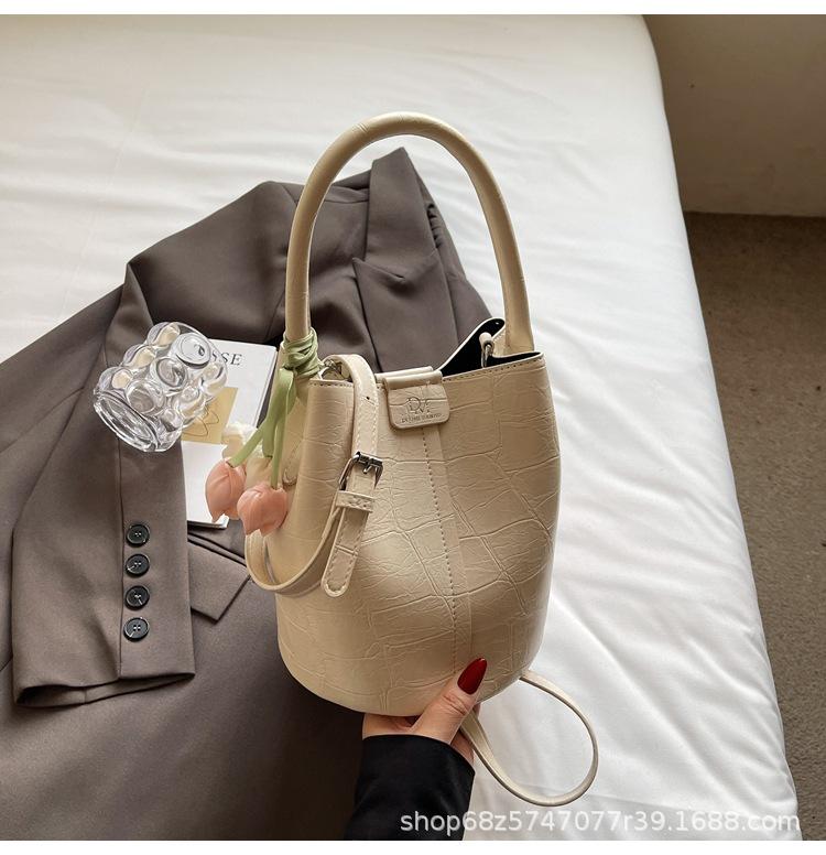 Korean version of fashion retro mother-in-law bucket bag women's 2025 new trendy commuter one-shoulder crossbody bag super hot hand-held bag