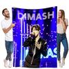 Dimash Kudaibergen Bühnenperformance-Decke - Weiche, gemütliche Überwurfdecke mit lebendigem Konzertdesign, mit schwarzer Reißverschlussjacke und Stunn